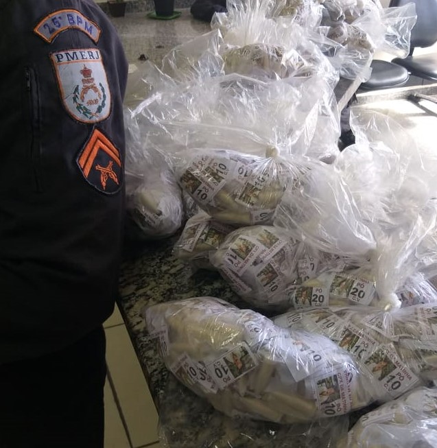 Polícia Militar tonel contendo 3.586 pinos de cocaína no bairro Três Vendas