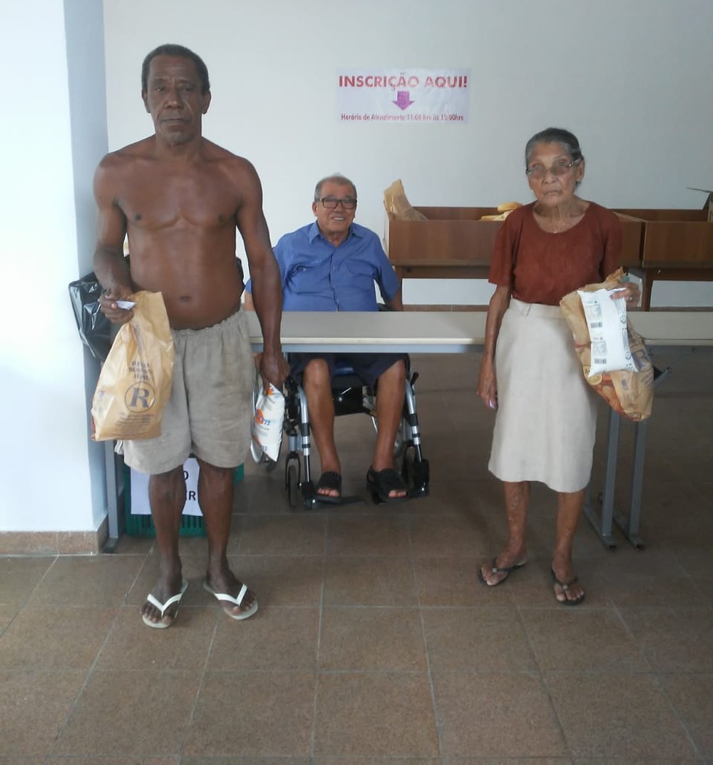Padaria Solidária distribui pães e leite à população após comoção de empresário em Cabo Frio