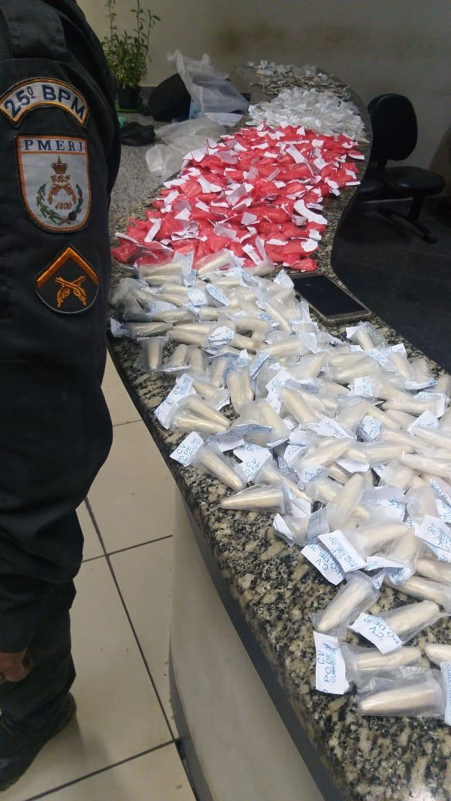 Polícia Militar prende 2 homens com drogas em Saquarema