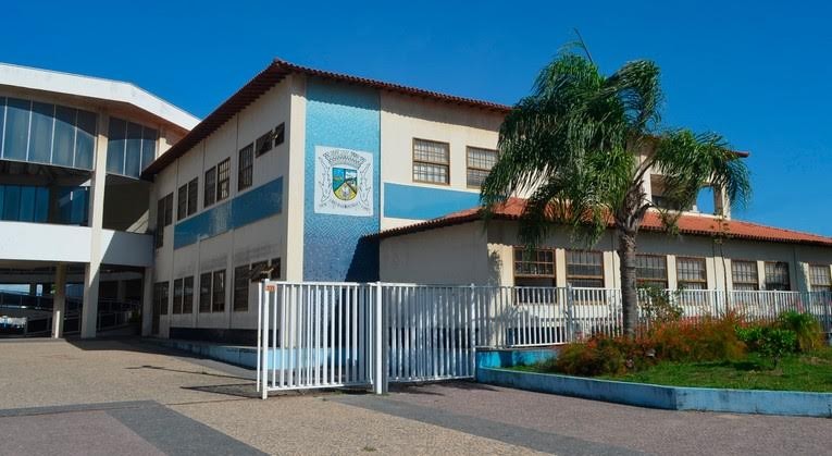 Prefeitura de Rio das Ostras demite mais de mil profissionais da Educação