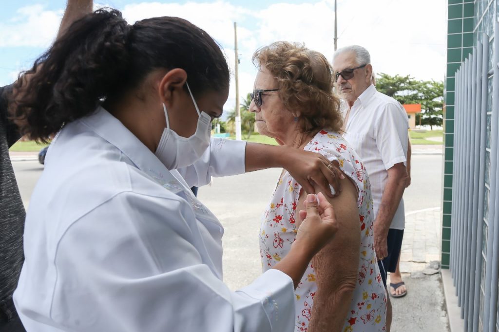 Saquarema atinge meta de vacinação dos idosos