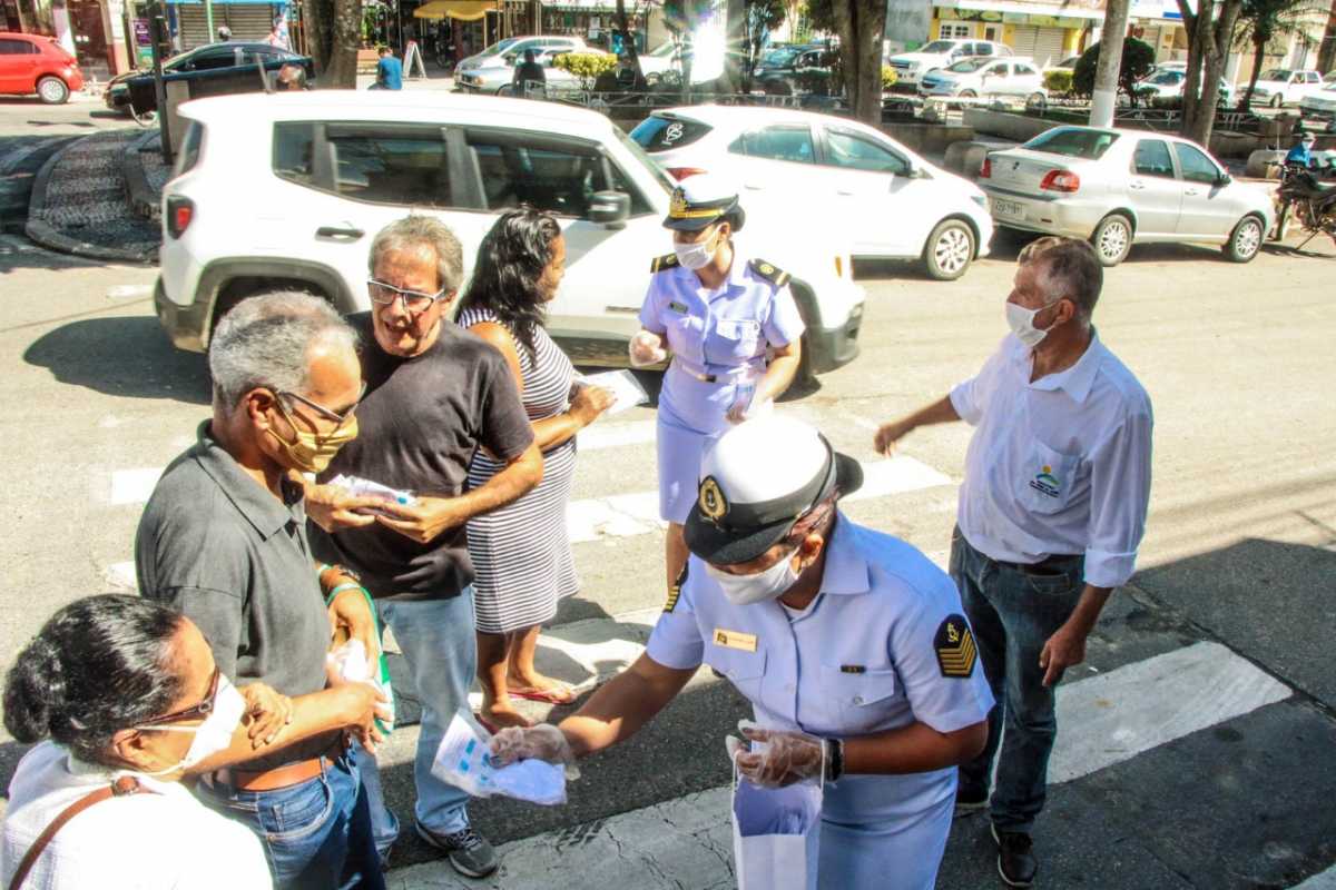 Prefeitura de São Pedro da Aldeia e Marinha distribuem kits com máscaras na porta de bancos e lotéricas