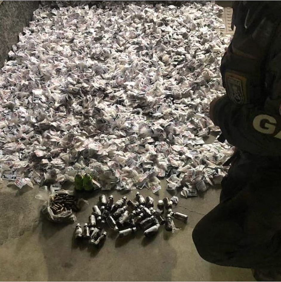 Policiais do 25º BPM apreendem 3.033 cápsulas de cocaína, granada e munição em Cabo Frio