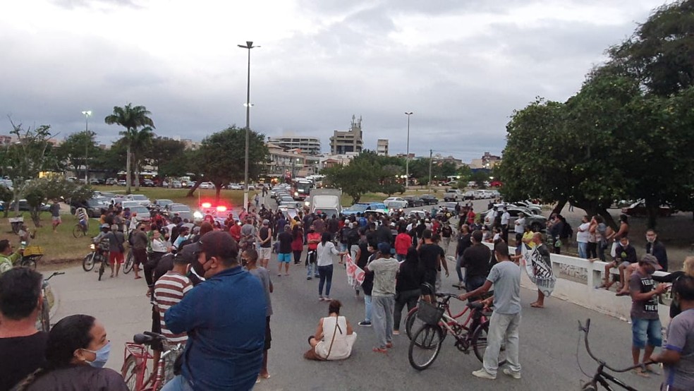 Ambulantes fecham ponte em manifesto pela retomada das atividades em Cabo Frio