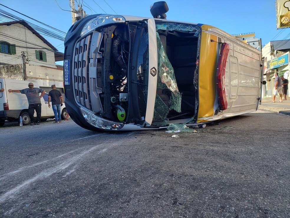 Quatro pessoas ficam feridas em acidente entre carro e ambulância em Cabo Frio
