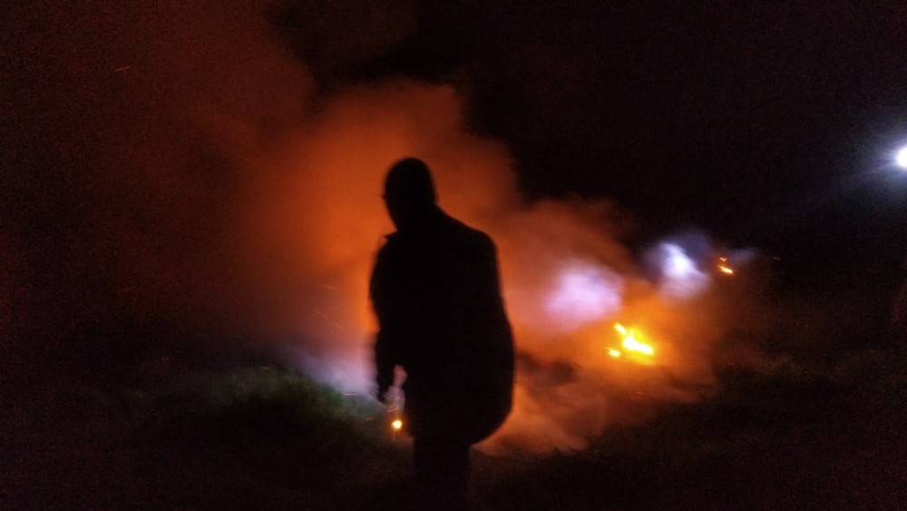 Incêndio em vegetação mobiliza bombeiros em Arraial do Cabo