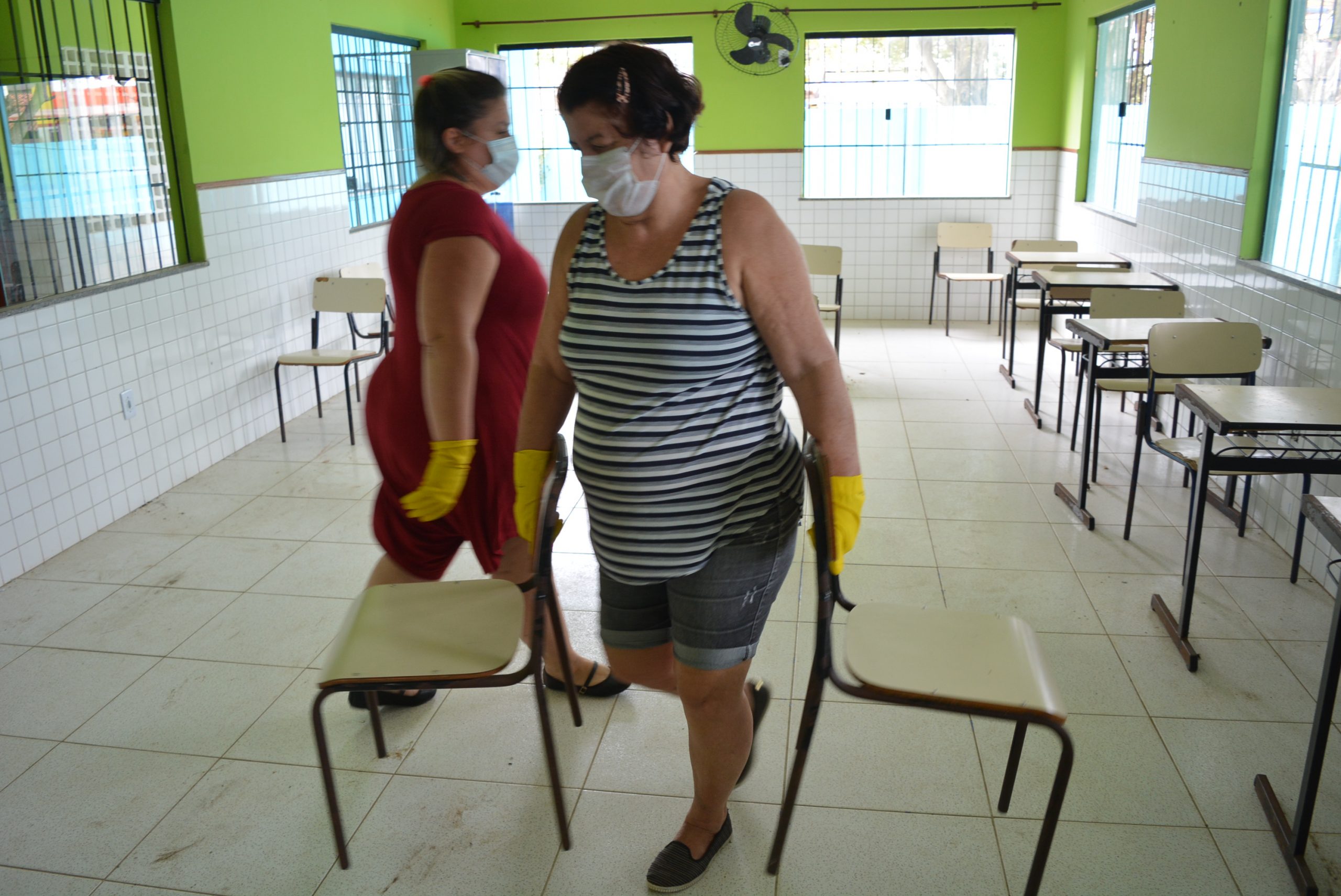 Escolas de São Pedro da Aldeia são higienizadas antes da distribuição de material impresso