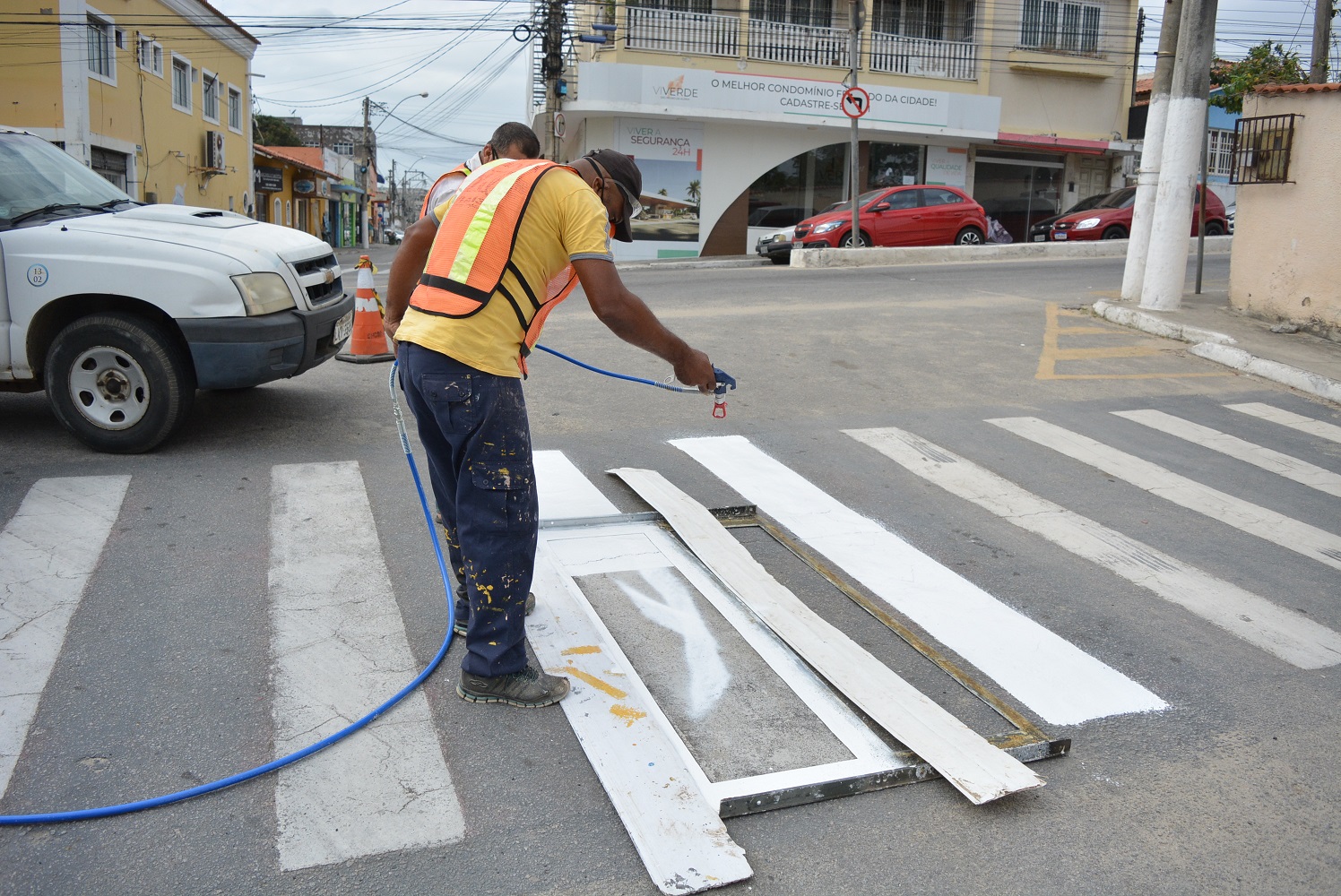 Ruas de São Pedro da Aldeia ganham pintura de faixas e novos semáforos para pedestres