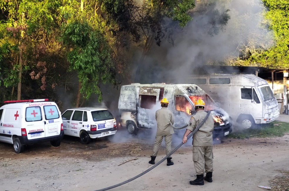 Veículos de transporte de pacientes são incendiados em Casimiro de Abreu