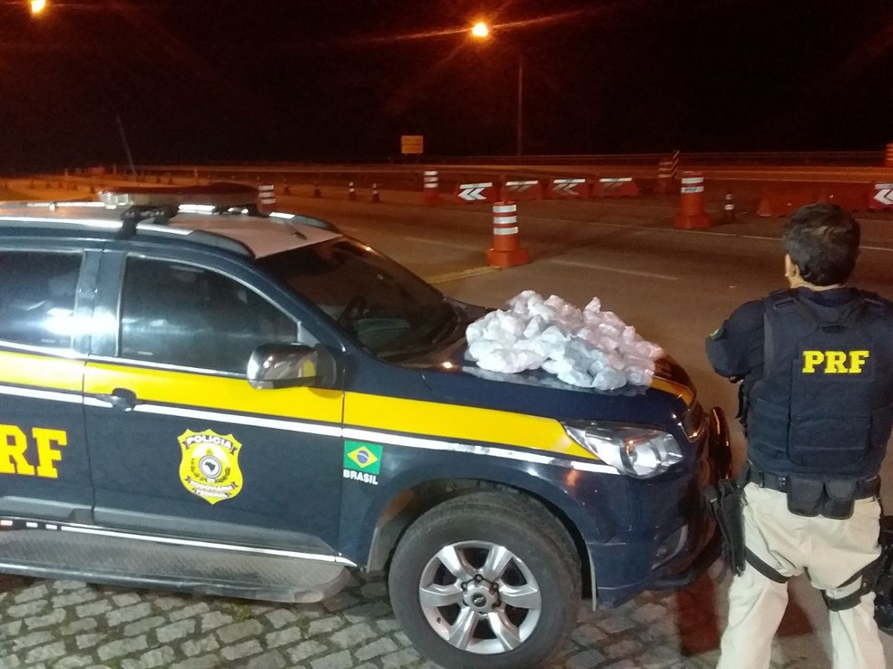 Homem é preso e quase 5 mil pinos de cocaína são apreendidos após perseguição na BR-101, em Casimiro de Abreu