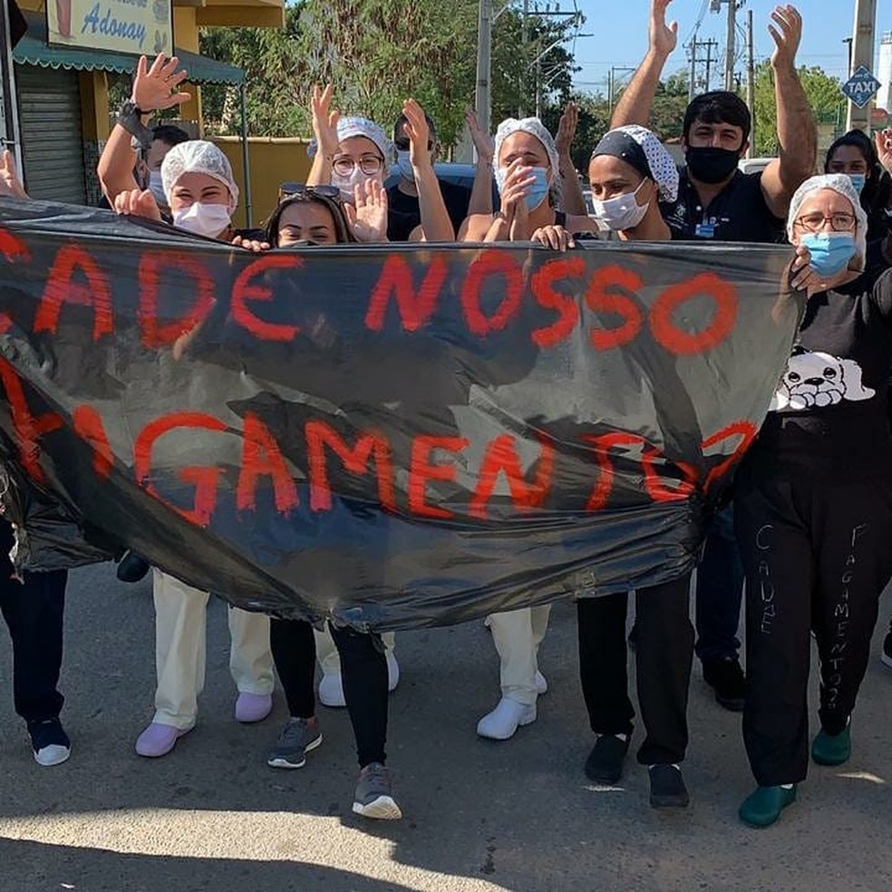 Profissionais de hospital estadual protestam contra atrasos de salários em Saquarema