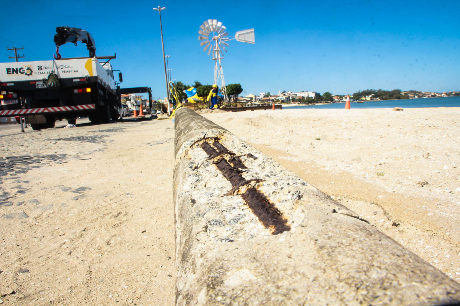 Superpostes deteriorados são retirados da orla da Praia do Centro