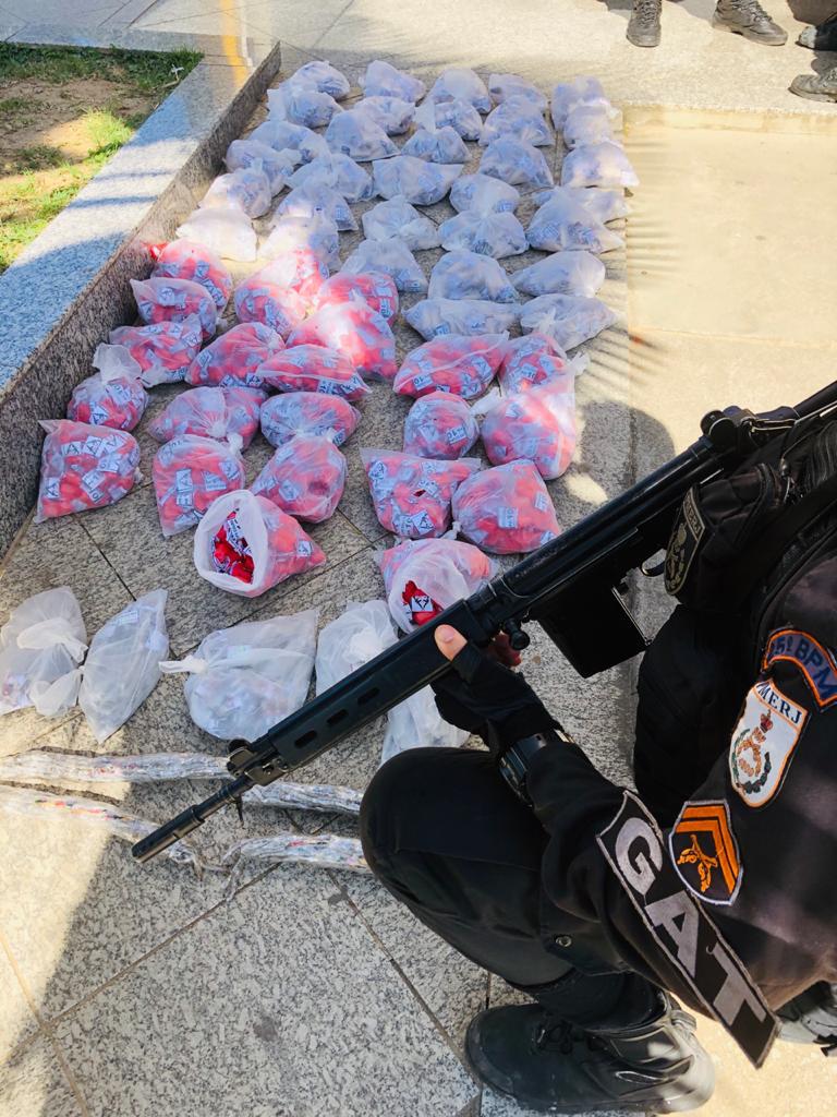 Polícia Militar apreende 3.464 cápsulas de cocaína no bairro Colina em São Pedro da Aldeia