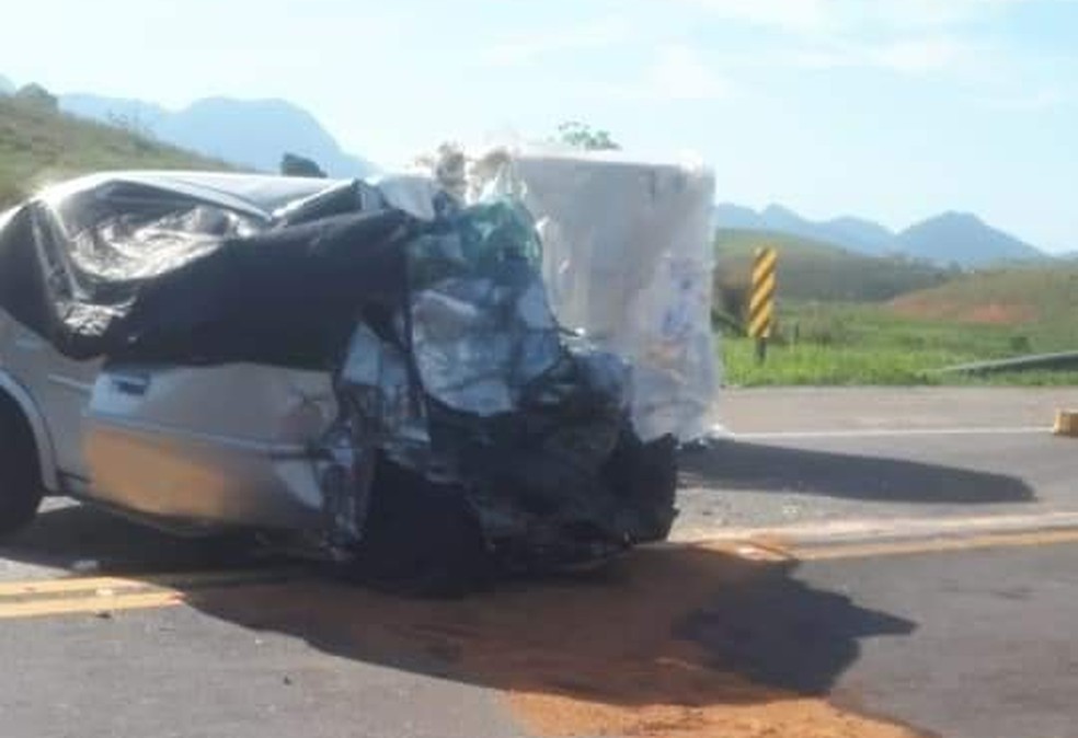 Quatro pessoas morrem em acidente entre carro e carreta na BR-101, em Macaé, no RJ