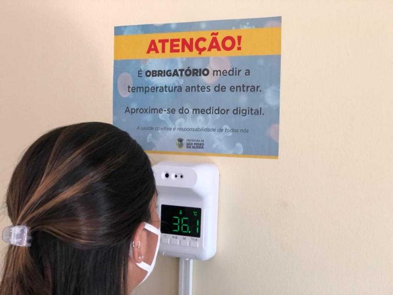 Servidores e visitantes precisam medir a temperatura ao entrar no prédio da Prefeitura Foto: Ryu Rodrigues