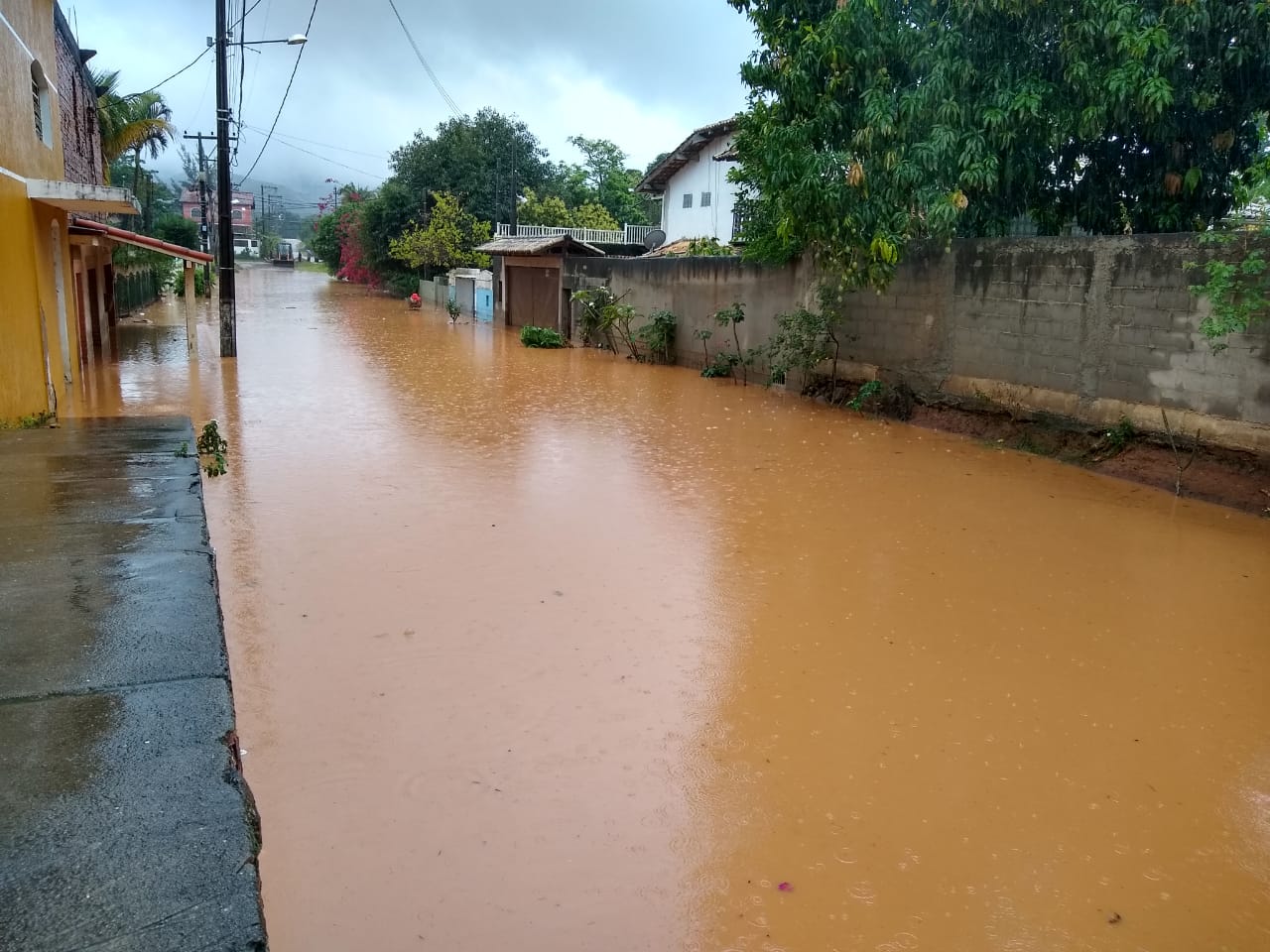 Chuva forte causa alagamentos e transtornos em vários pontos em São Pedro da Aldeia