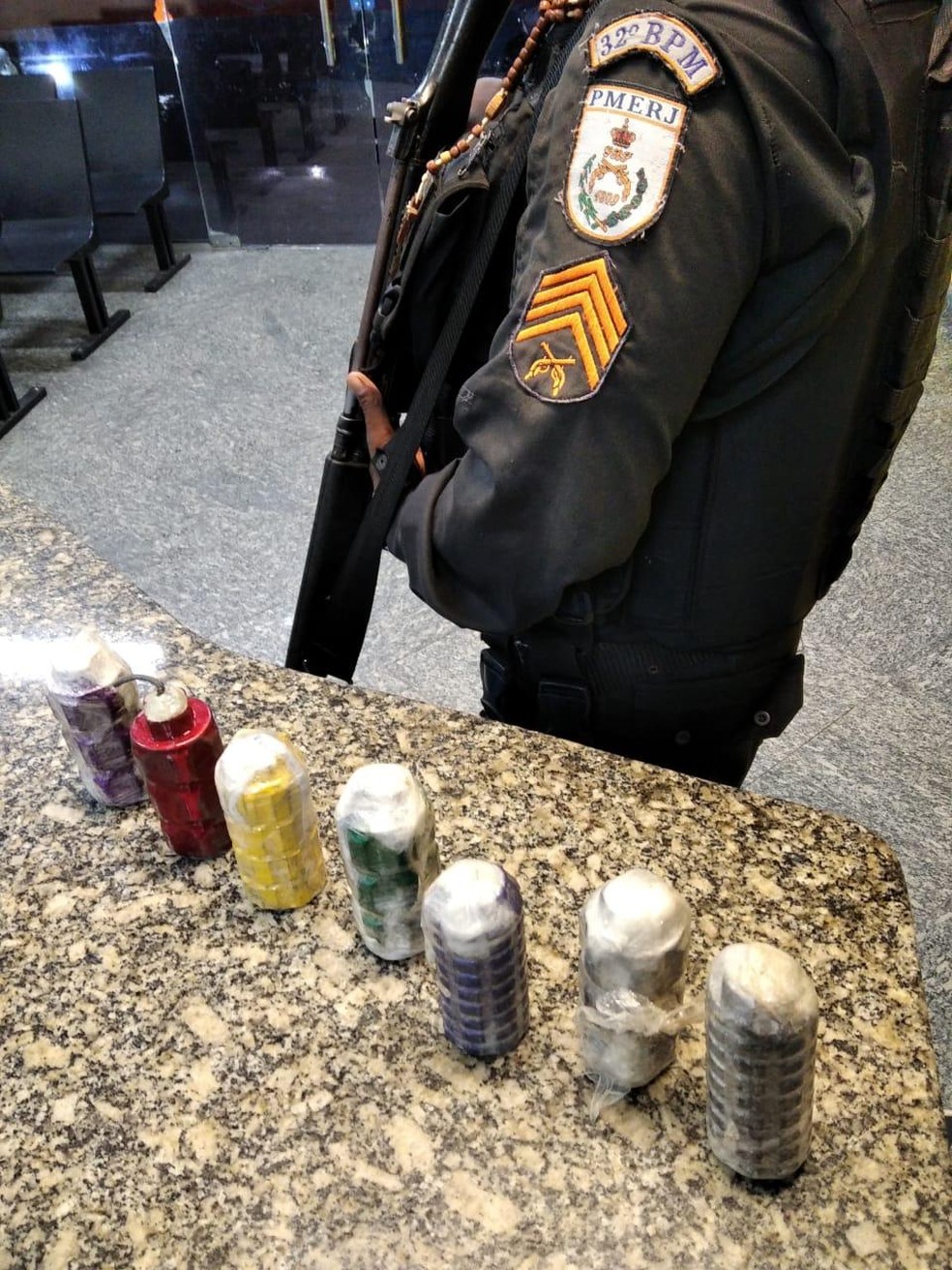 Sete granadas artesanais são apreendidas em Macaé, no RJ — Foto: Divulgação/Polícia Militar