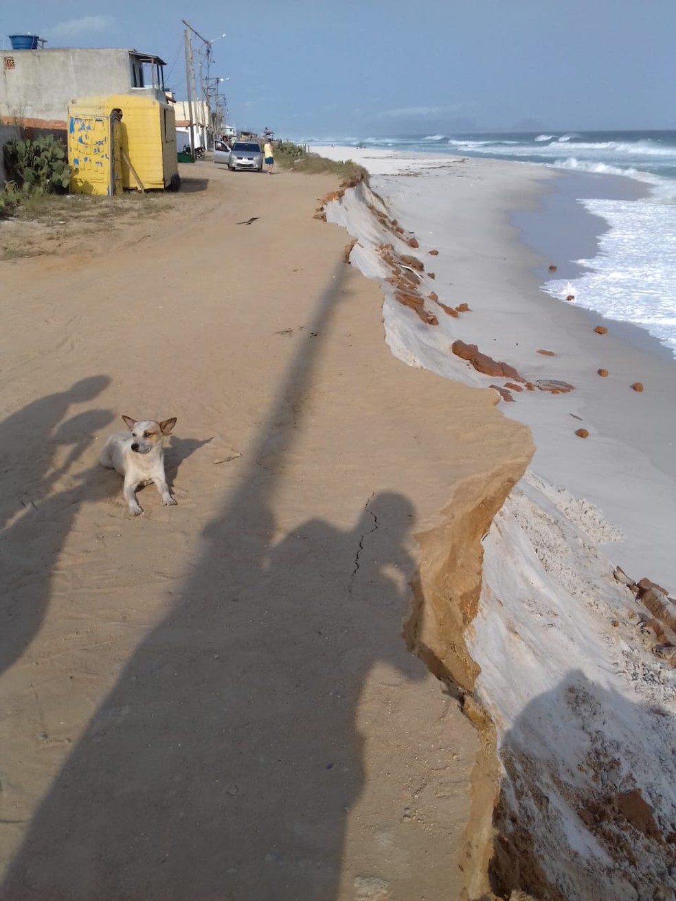 Mar avança e Defesa Civil interdita 13 casas em Arraial do Cabo, no RJ — Foto: Internauta/Arquivo pessoal