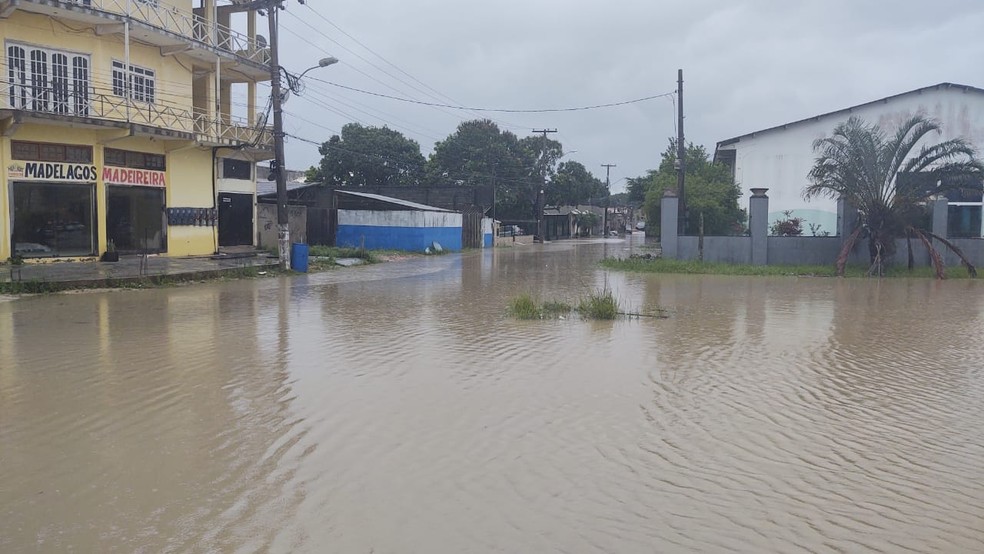 Chuva forte provoca alagamentos em Araruama, no RJ — Foto: Paulo Henrique Cardoso/Inter TV RJ