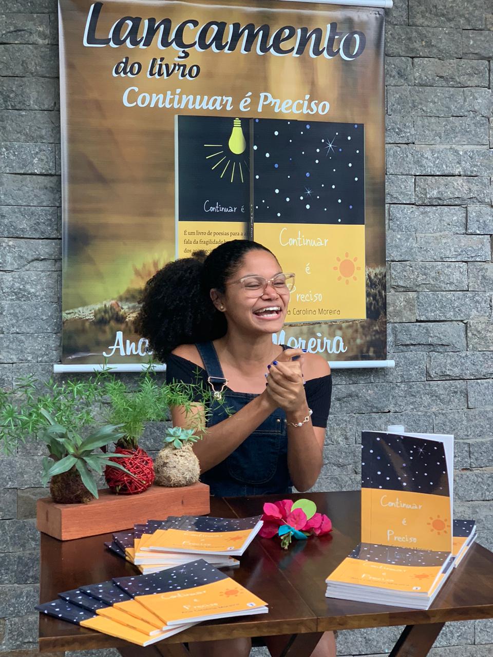 Escritora Ana Carolina Moreira fala sobre seu primeiro livro “Continuar é Preciso”