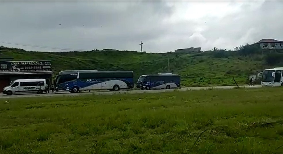Ônibus e vans fretados voltam a desrespeitar decretos, param em São Pedro da Aldeia e turistas pegam táxis para Cabo Frio