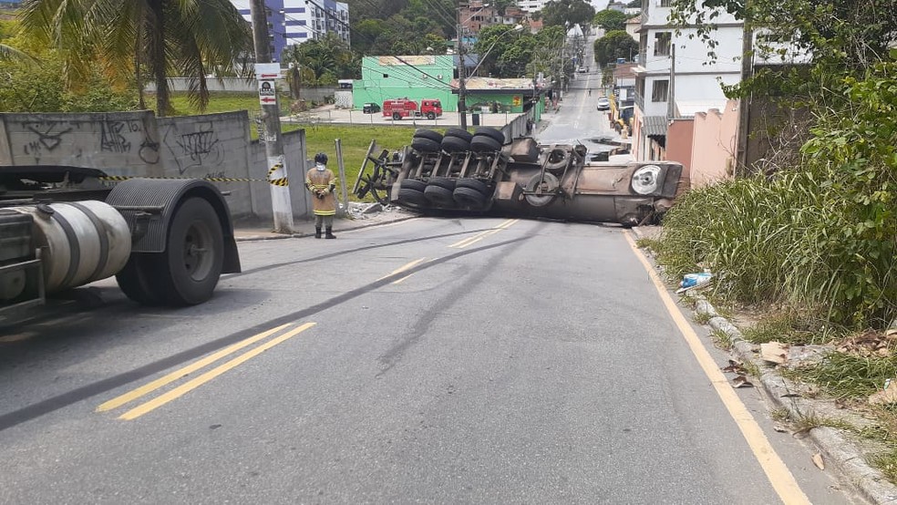 Caminhão-tanque carregado com material asfáltico tomba e deixa rua interditada em Macaé,