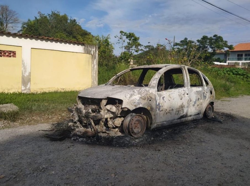 Corpo é encontrado carbonizado dentro do porta-malas de carro incendiado em Maricá