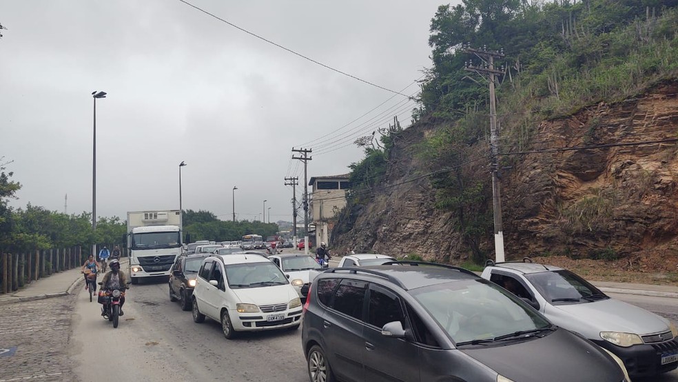 Congestionamento se forma na entrada de Cabo Frio pela Avenida Wilson Mendes devido à barreira sanitária — Foto: Paulo Henrique Cardoso/G1