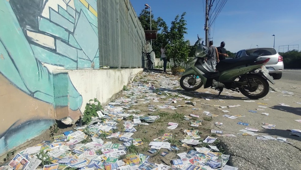 Cerca de 3 toneladas de santinhos são retiradas das ruas durante domingo de eleições em Cabo Frio