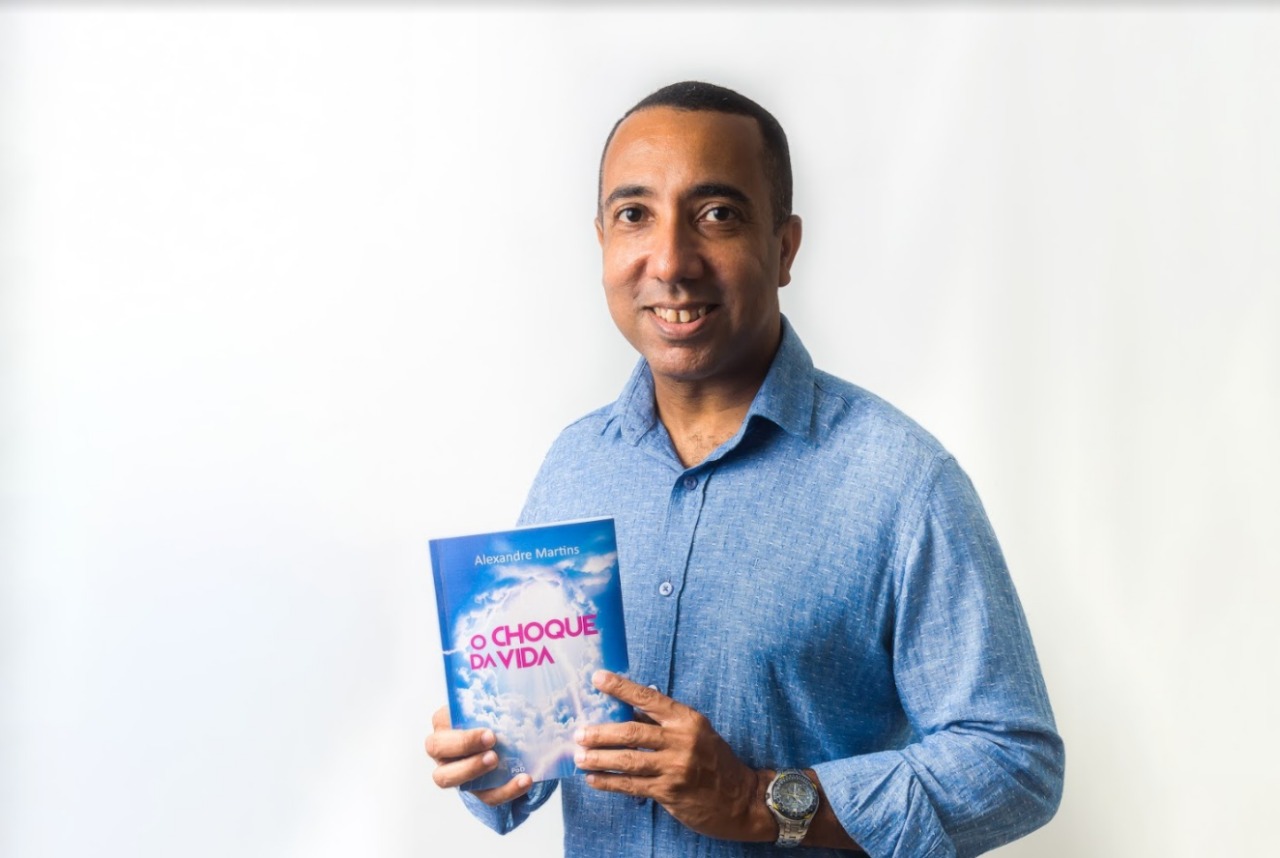 Escritor Alexandre Martins lança seu primeiro livro “ O Choque da Vida”