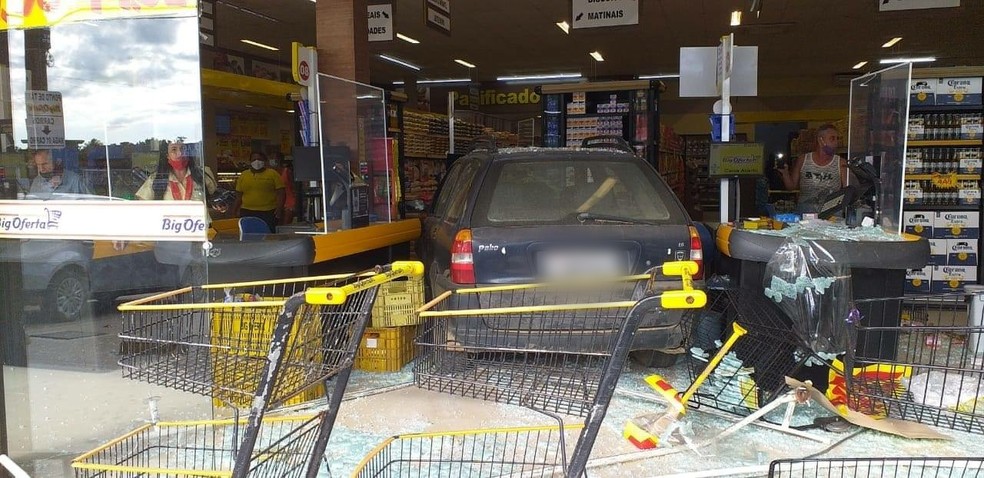 Homem é preso após bater de carro em supermercado e ferir funcionário com faca em Iguaba Grande