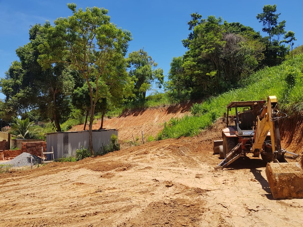 Polícia Ambiental encontra área de desmatamento e extração mineral em Maricá