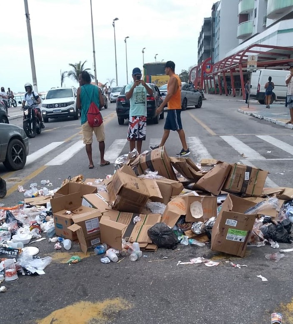 Servidores da Comsercaf protestam contra atraso de salários e espalham lixo pelas ruas de Cabo Frio
