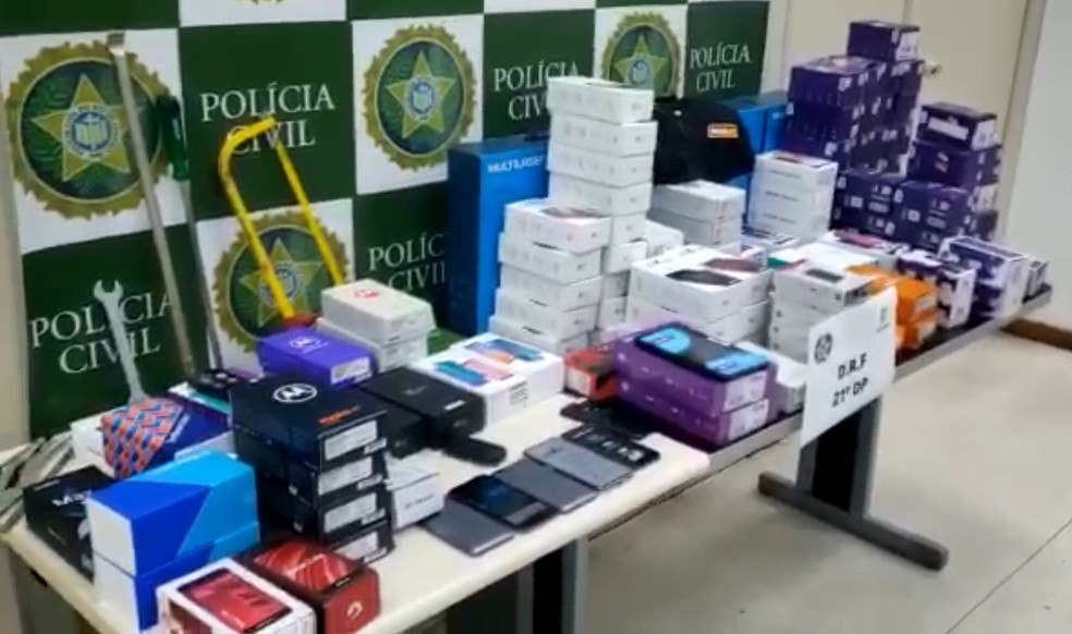 Suspeitos de integrarem quadrilha especializada em furtos são presos com cerca de 150 celulares em Araruama