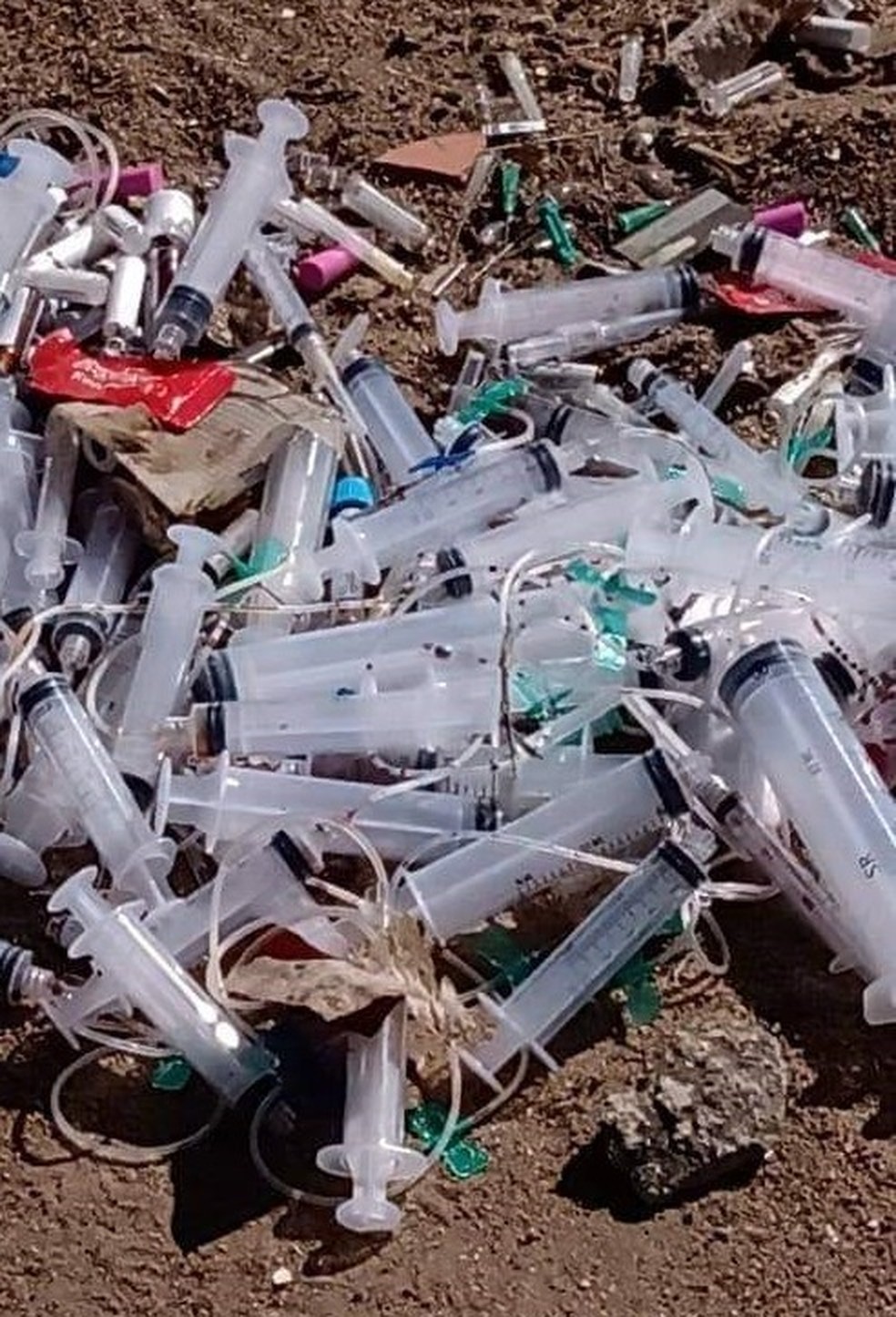 Comsercaf encontra lixo hospitalar descartado de forma irregular em Cabo Frio