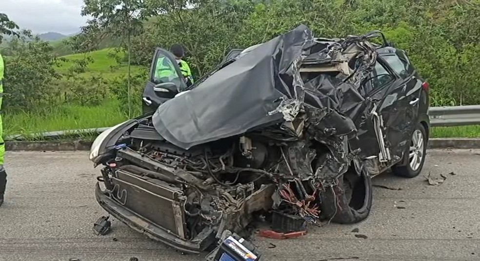 Sargento da PM morre e outras três pessoas ficam feridas em grave acidente na BR-101, em Macaé