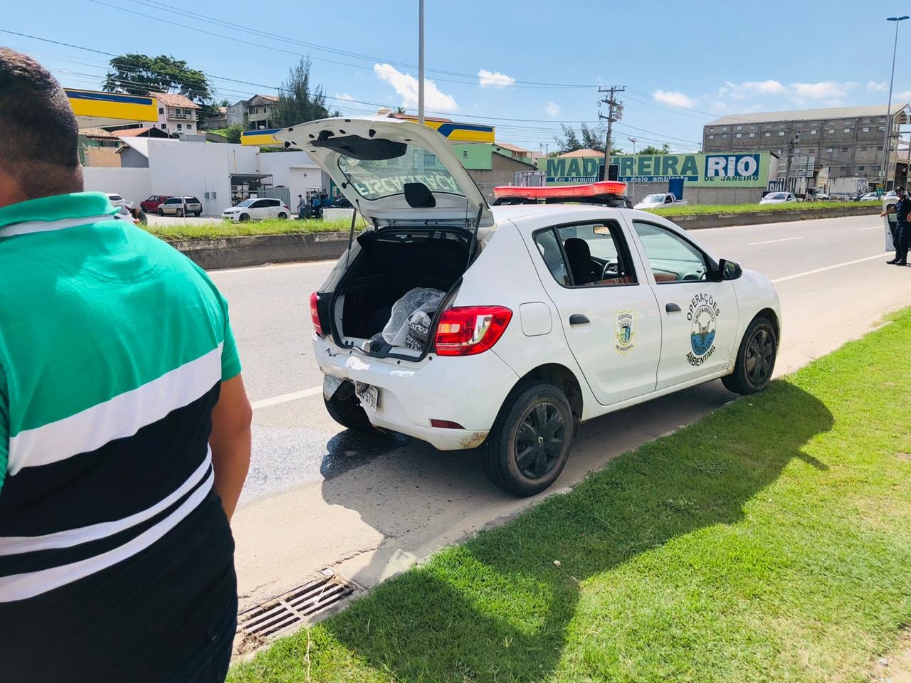 Viatura Grupamento Ambiental de São Pedro da Aldeia sofre colisão na RJ-140