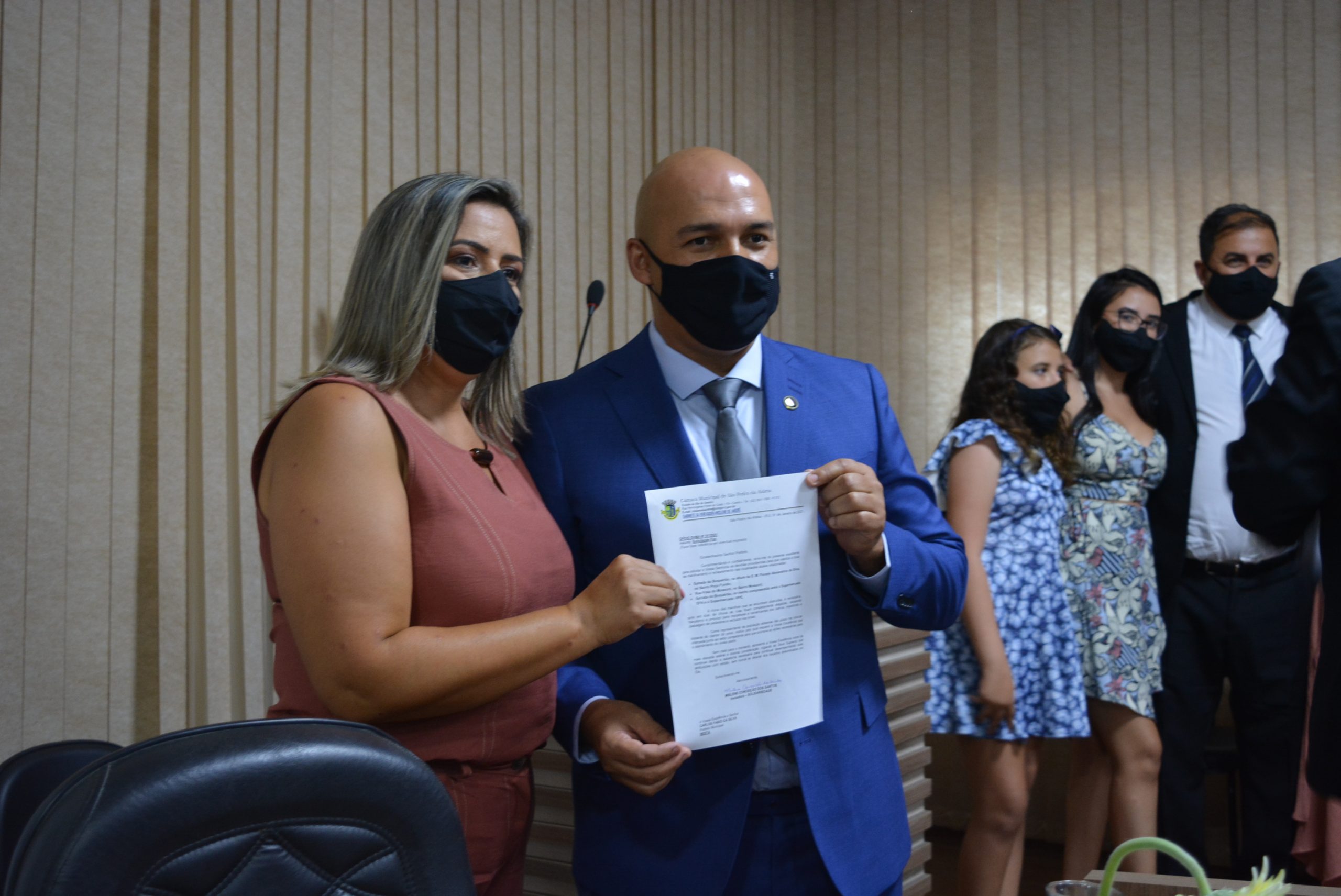Vereadora Mislene de André solicita troca de manilhas e recapeamento de vias públicas em São Pedro da Aldeia