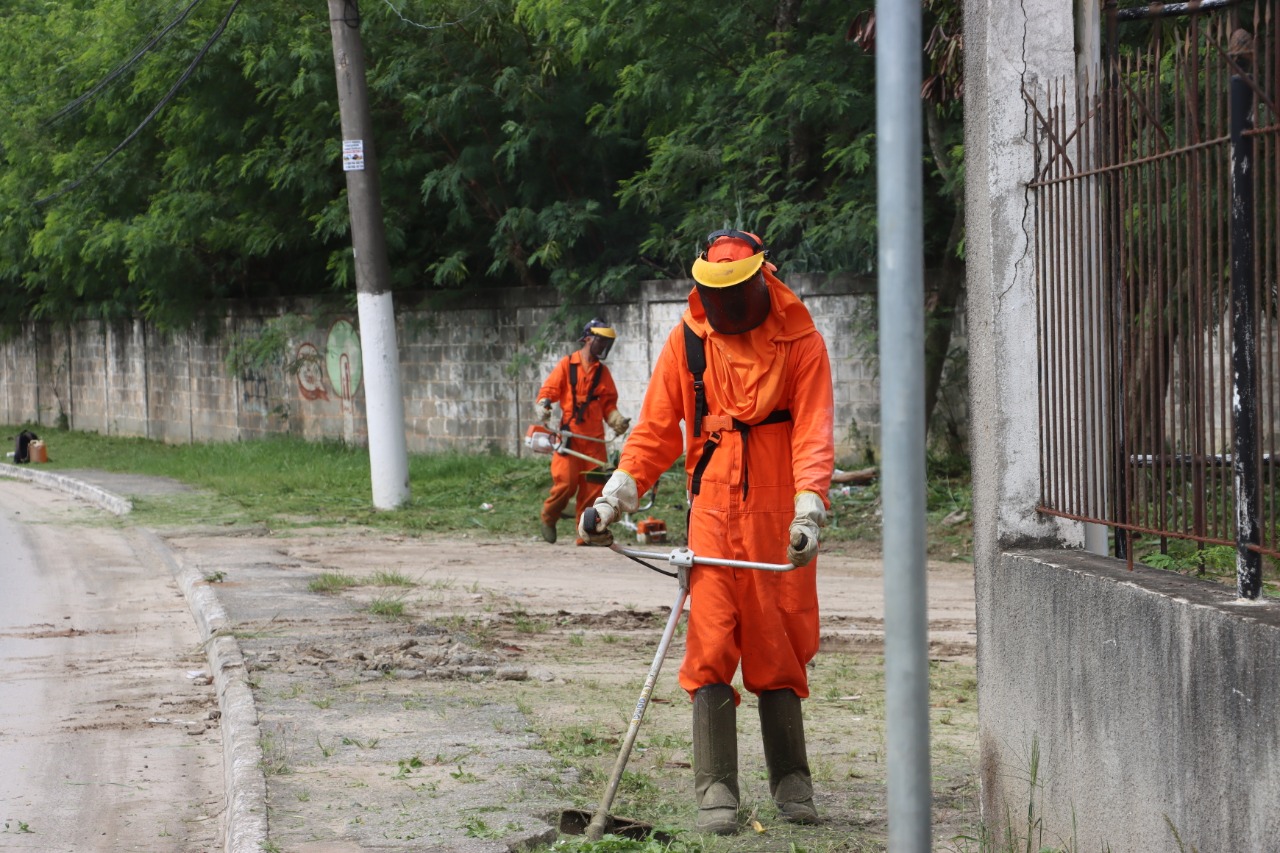 Serviços Públicos realiza mutirão de limpeza no bairro Poço Fundo