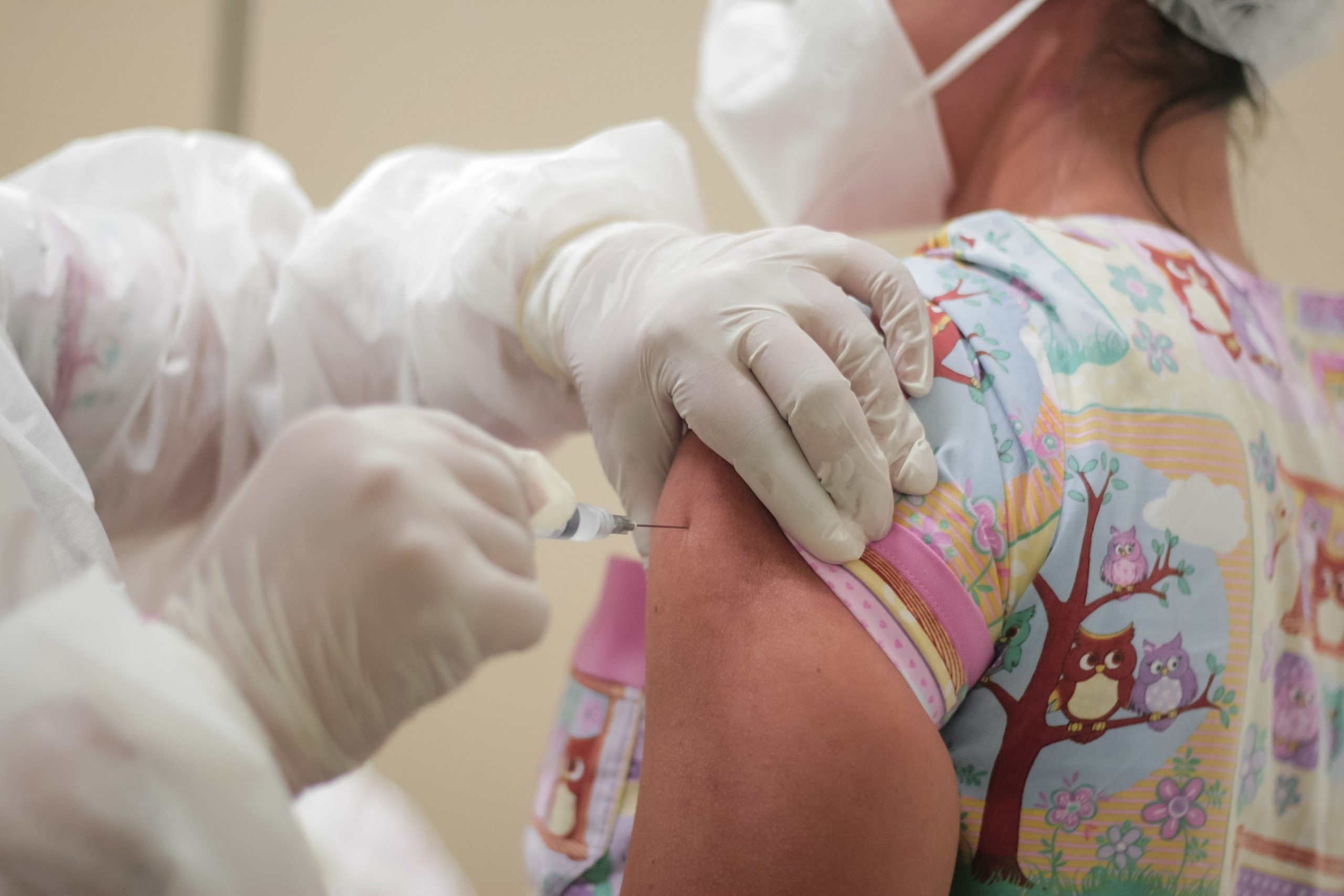 Cerca de 300 pessoas são vacinadas no primeiro dia de imunização contra a Covid-19 em São Pedro da Aldeia