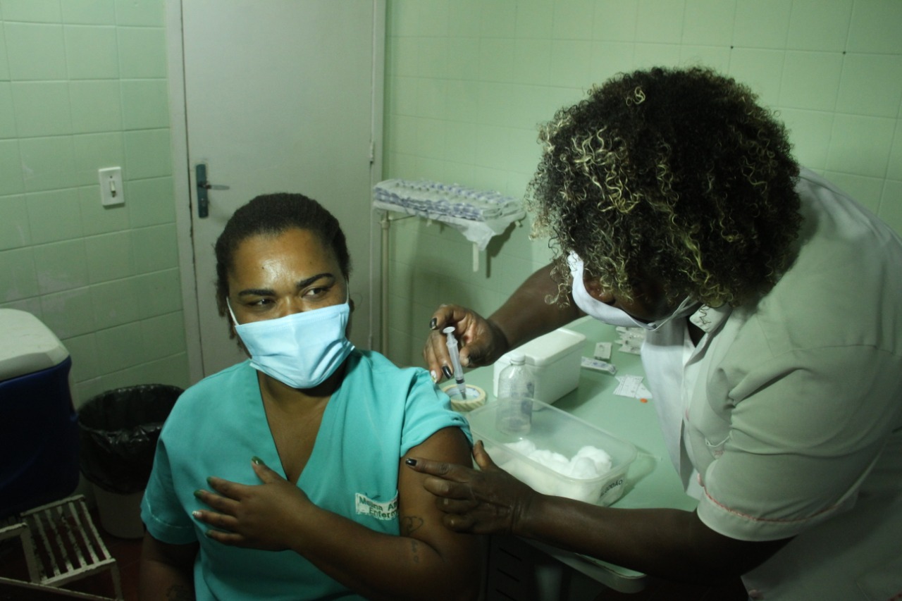 Técnica de Enfermagem é primeira a ser vacinada contra covid-19 em Arraial do Cabo