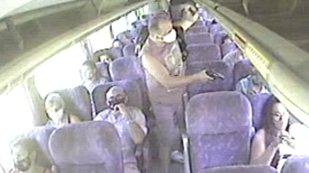 Passageiros de ônibus são assaltados à mão armada em linha que liga Araruama a Niterói
