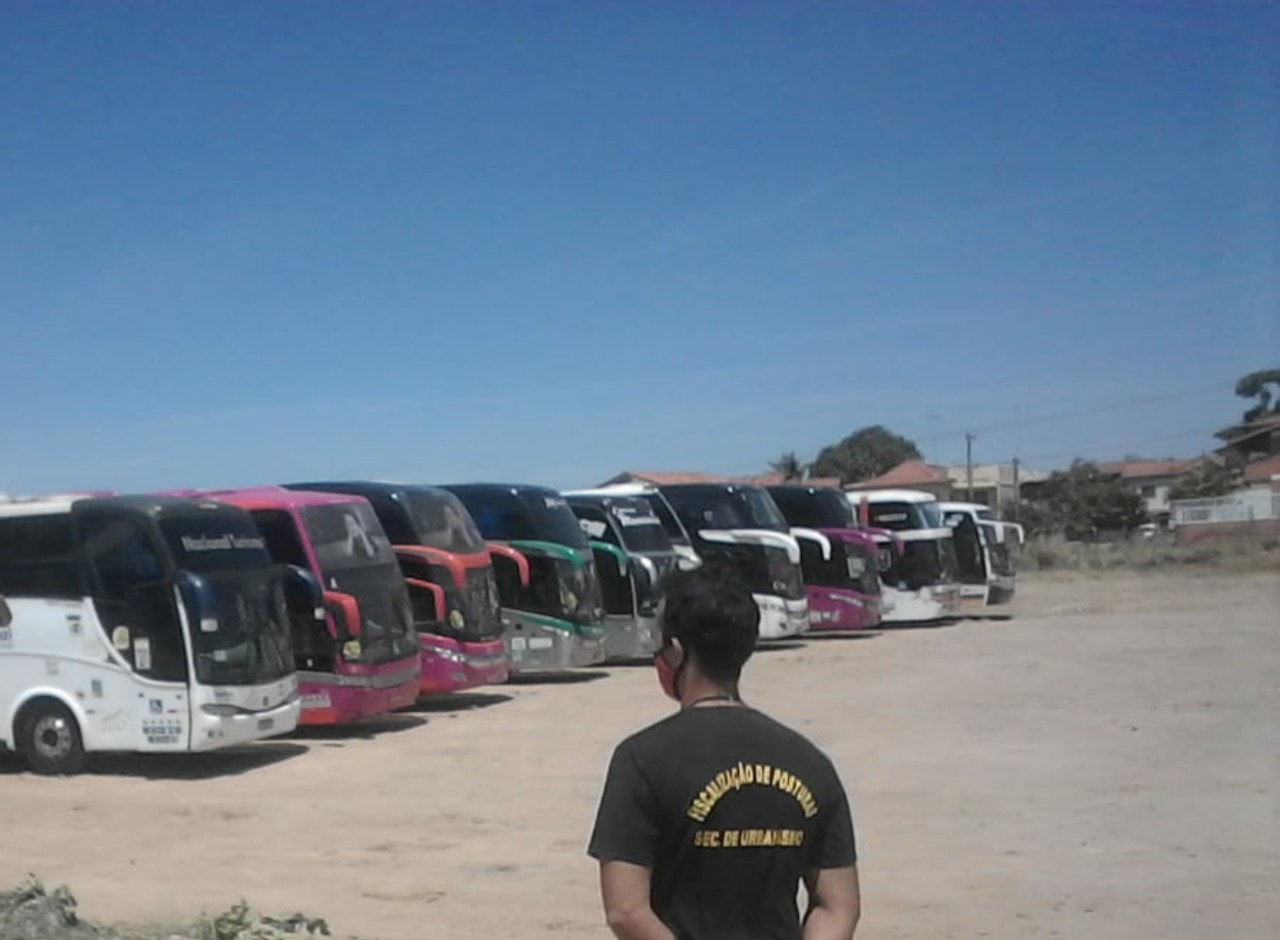 Prefeitura de São Pedro da Aldeia aplica notificações por estacionamento irregular de ônibus de turismo