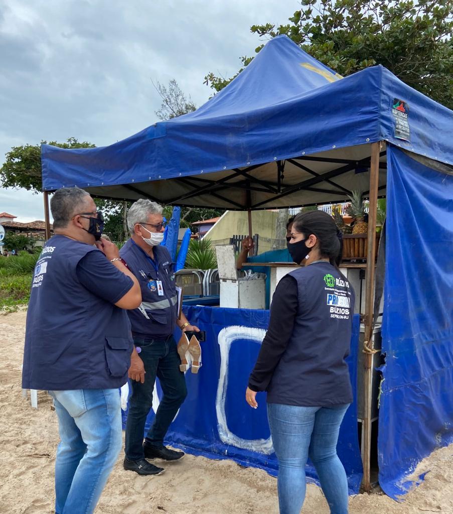 Procon de Búzios faz ação educativa nos quiosques da Praia de Geribá