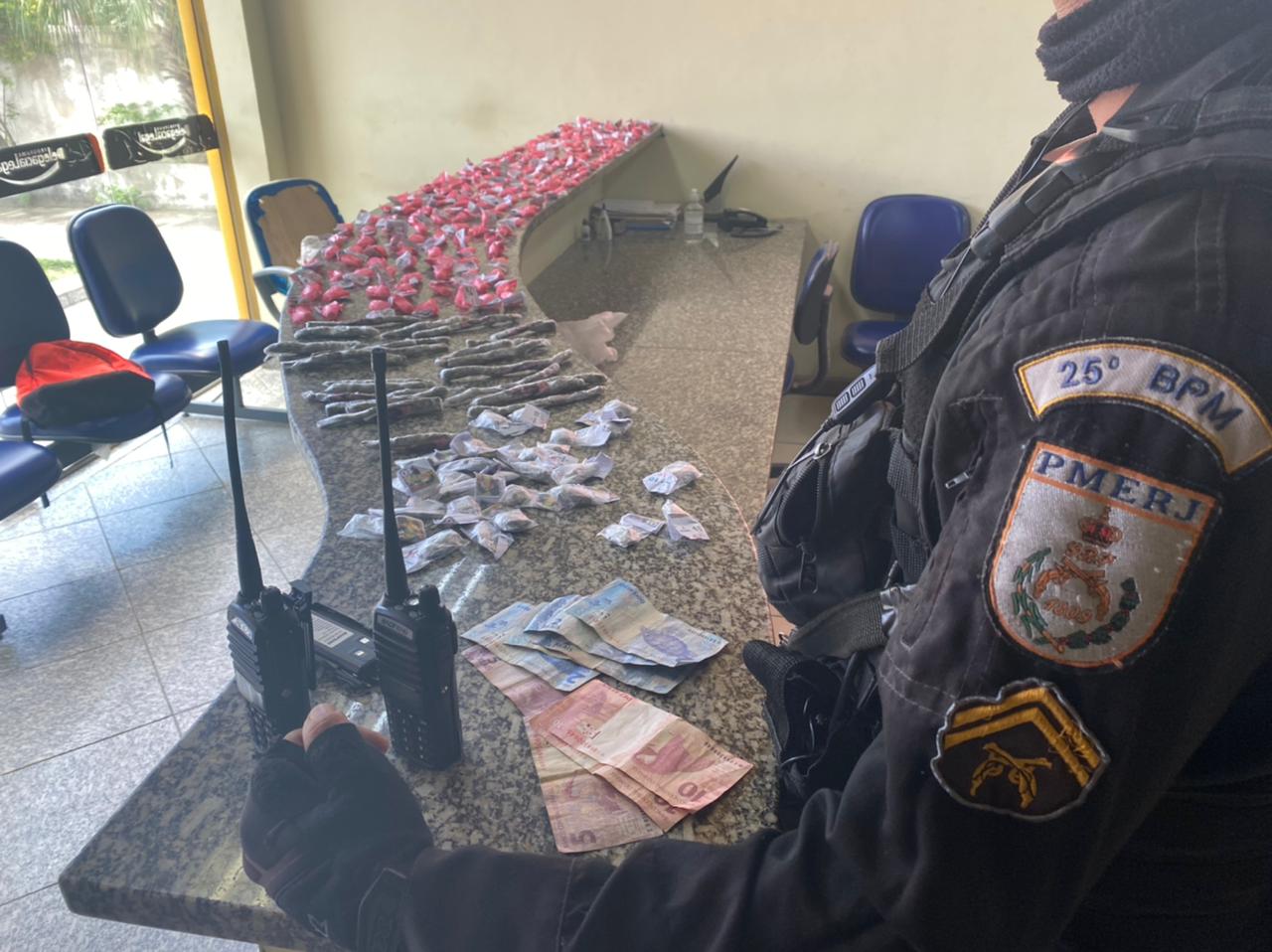 PM prende 2 homens com drogas no bairro Morro dos Milagres