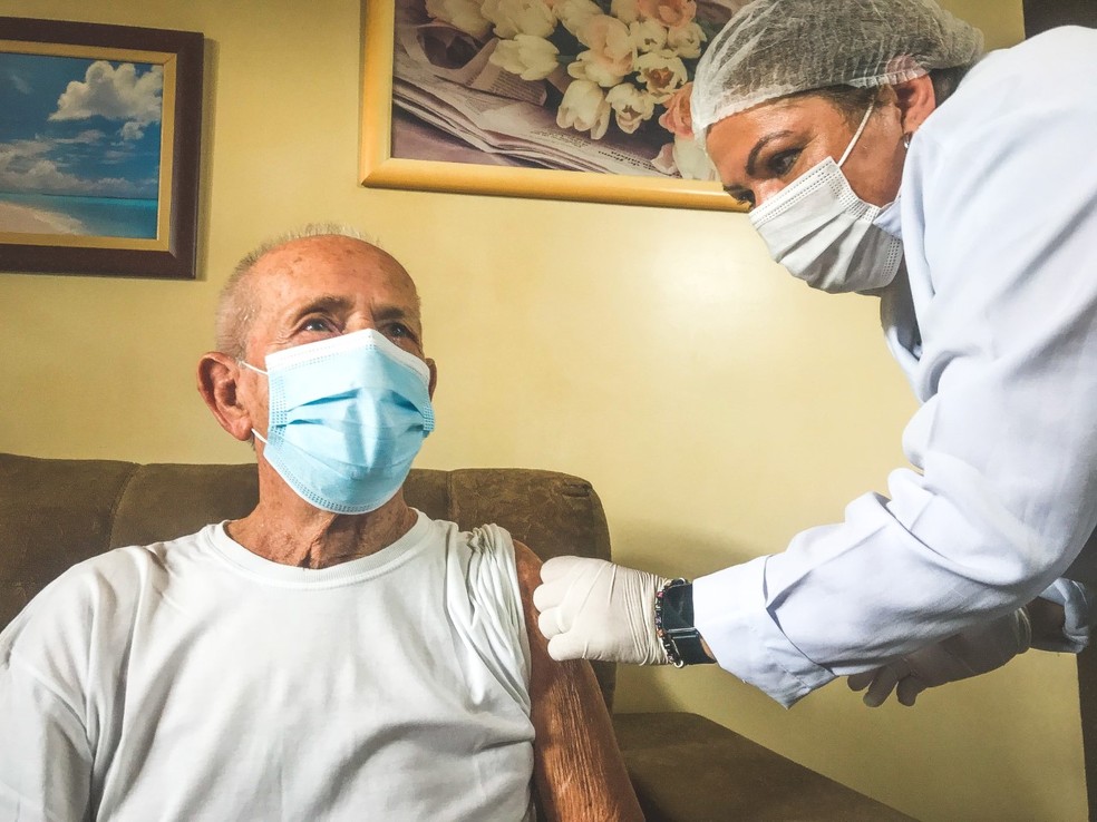 Idosos começam a receber dose da vacina contra a Covid-19 em São Pedro da Aldeia
