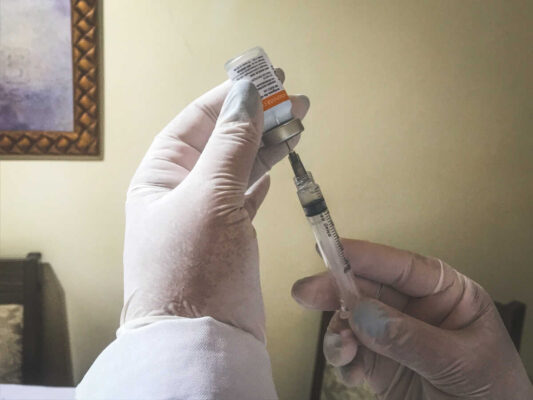 Covid-19: mais de 1.500 doses são aplicadas no primeiro dia de vacinação em idosos de 67 anos ou mais em São Pedro da Aldeia