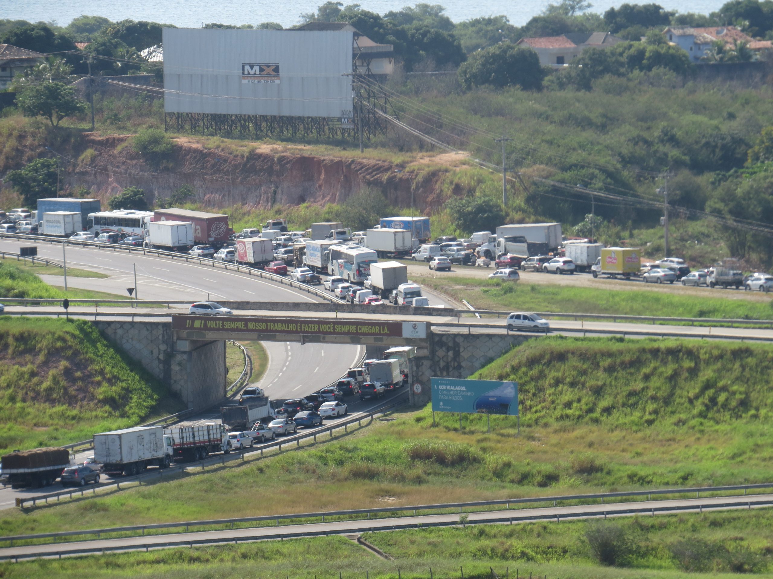 Motoristas enfrentam engarrafamento na manhã dessa sexta (26) em São Pedro da Aldeia