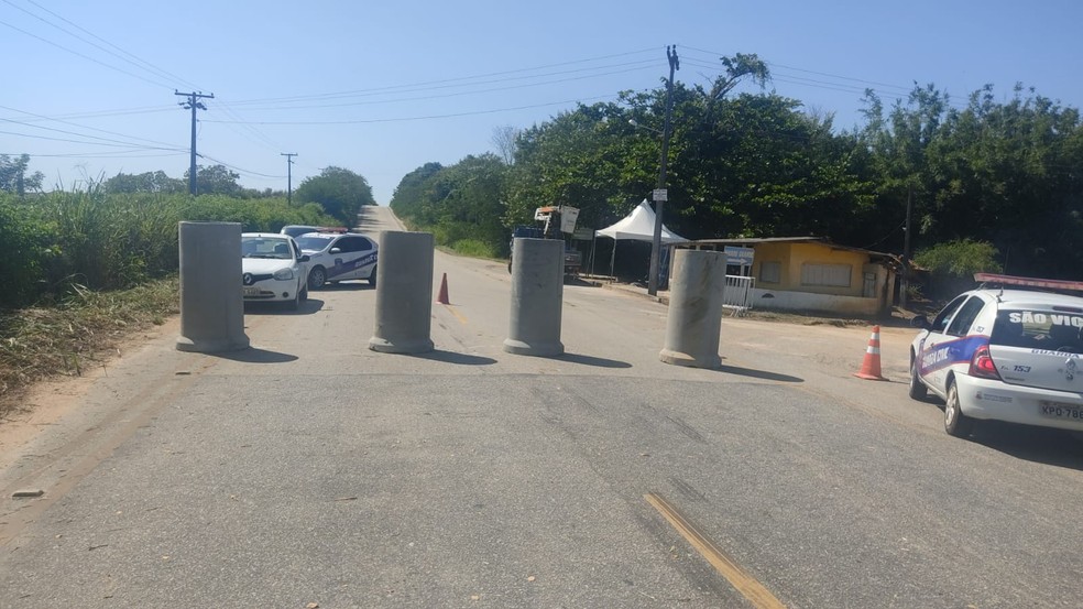 Manilhas foram colocadas em dois acesso à cidade de Araruama, no RJ — Foto: Divulgação/Prefeitura de Araruama