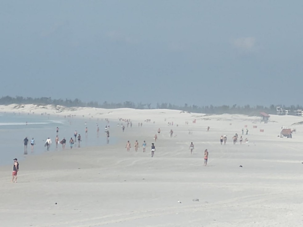 Primeiro dia de proibição de acesso à praia tem faixa de areia quase vazia, mas com desrespeito a decreto em Cabo Frio